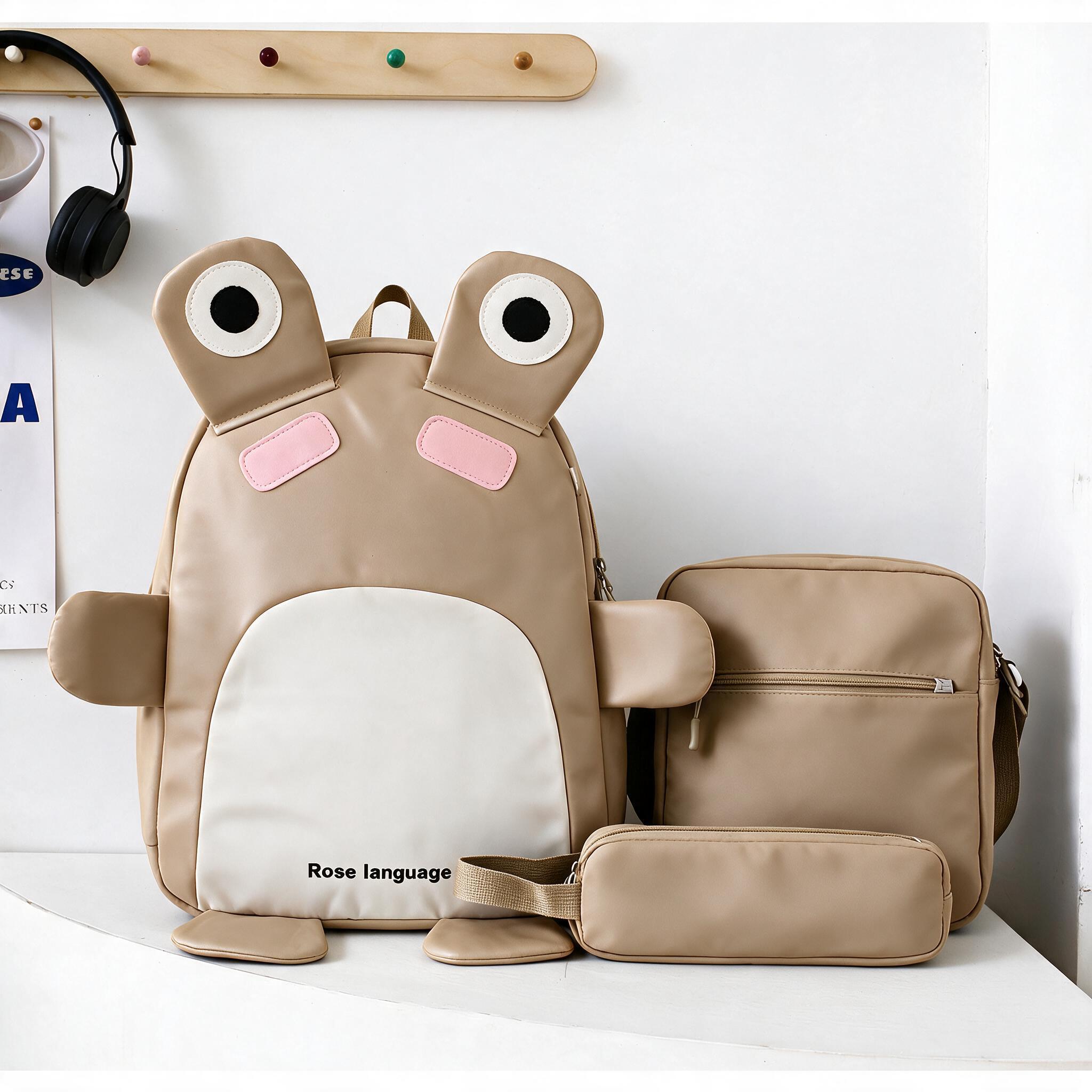 Sac à Dos Scolaires Enfant 3 en 1 Motif Grenouille Rose Language Style Dos Kawaii Marron SACKDS32MR - طقم حقائب مدرسية للأطفال 3 في 1 بتصميم الضفدع اللطيف - Sac à dos et Mode - صورة 1